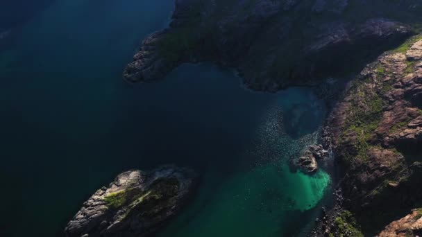 Vue Aérienne Des Monts Jagged Des Lochs Mer Sur Île — Video