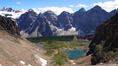 Kanada 'nın Alberta, Banff Ulusal Parkı, Banff Ulusal Parkı, Mount Temple' ın yamaçlarında Sentinel 'den Kanada Dağları' na uzanan uzun ve pürüzlü dağlar. Ormanların ve göllerin üzerinde yükselen dağlar. 