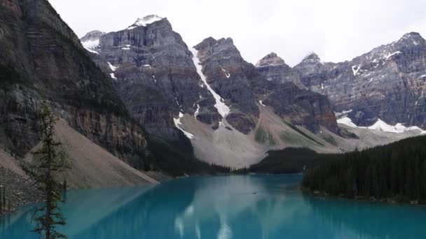 Uitkijkend Het Helderblauwe Gletsjerwater Van Moraine Lake Met Hoge Grillige — Stockvideo