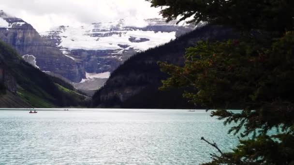Φωτεινά Μπλε Παγωμένα Νερά Της Λίμνης Louise Μια Συννεφιασμένη Μέρα — Αρχείο Βίντεο
