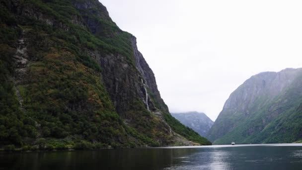 Gudvangen Fjord Pobřeží Mlhavé Květen Horami Tyčícími Obou Stranách Norsko — Stock video