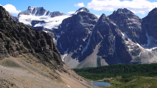 カナダのテンプル バンフ国立公園 アルバータの斜面にあるセンチネルパスからカナダのロッキー山脈の高さ 森と湖の上に登る山々 — ストック動画