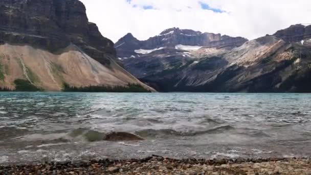 Вид Ярко Голубое Озеро Боу Окружающими Горами Лесами Национальном Парке — стоковое видео