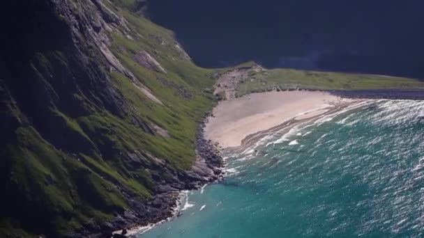 Altas Montanhas Irregulares Águas Azuis Cristalinas Praias Areia Branca Praia — Vídeo de Stock