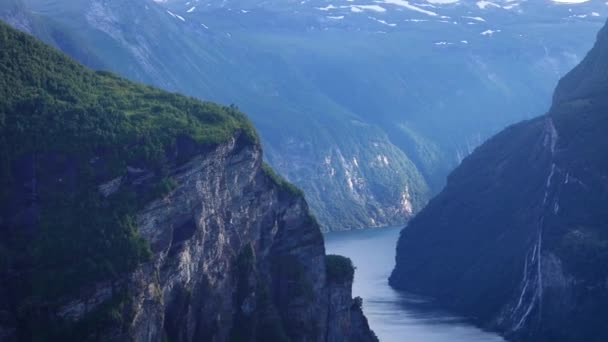 Vista Geirangerfjord Noruega Atardecer Montañas Altas Que Elevan Sobre Fiordo — Vídeos de Stock