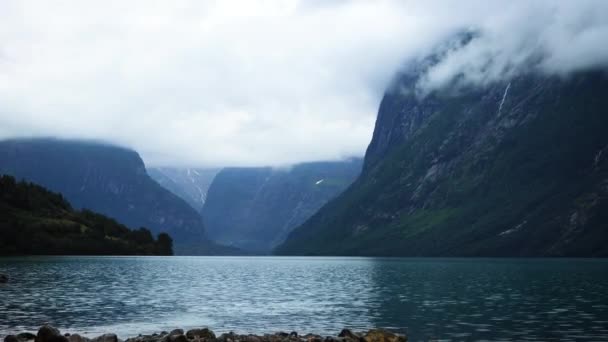 Ψηλά Νορβηγικά Βουνά Της Κοιλάδας Lovatnet Που Περιβάλλονται Από Σύννεφα — Αρχείο Βίντεο