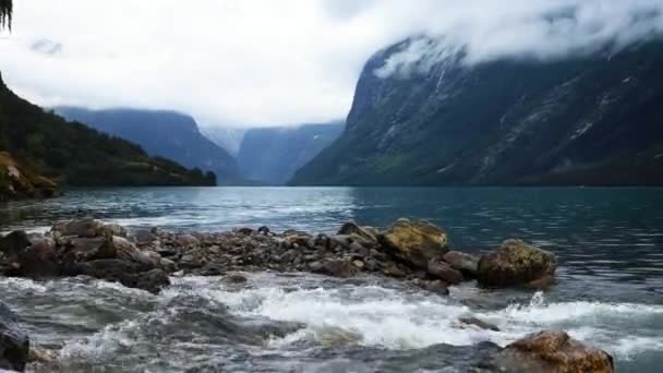 Alte Montagne Norvegesi Della Valle Lovatnet Circondate Nuvole Che Sovrastano — Video Stock