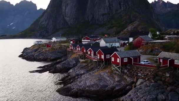 Gün Batımında Fiyort Kıyısında Kırmızı Kulübeler Reine Lofoten Adaları Norveç — Stok video