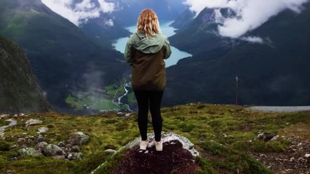 Высокие Норвежские Горы Долины Ловатнет Окружающие Облака Возвышающиеся Над Ярко — стоковое видео