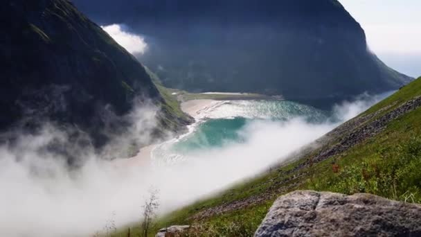 Wysokie Postrzępione Góry Krystalicznie Czysta Niebieska Woda Białe Piaszczyste Plaże — Wideo stockowe