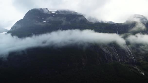 Altas Montanhas Norueguesas Lovatnet Vale Circundante Por Nuvens Elevando Sobre — Vídeo de Stock