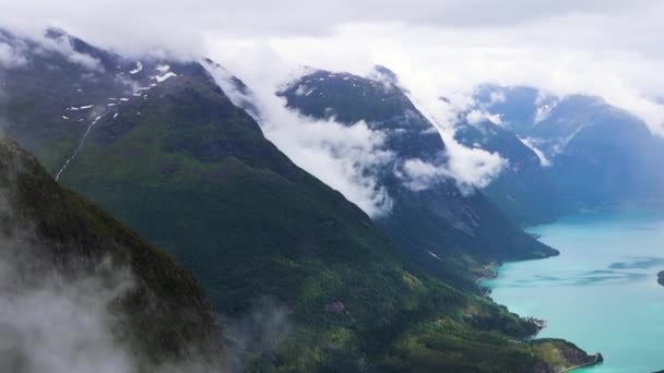 Altas Montañas Noruegas Del Valle Lovatnet Rodeadas Nubes Que Elevan — Vídeos de Stock