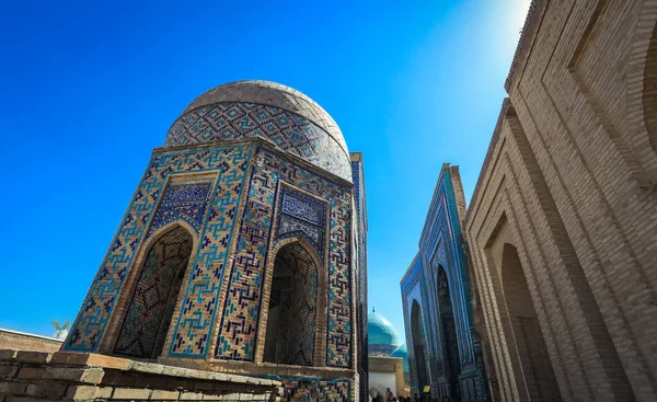 サマルカンドの北東部 ウズベキスタンのシャー ジンダ ネクロポリスのカラフルな建物 — ストック写真