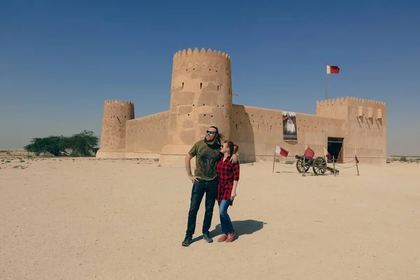 Ευτυχισμένο Ζευγάρι Κοντά Στο Φρούριο Zubara Ιστορικό Στρατιωτικό Φρούριο Του Royalty Free Φωτογραφίες Αρχείου