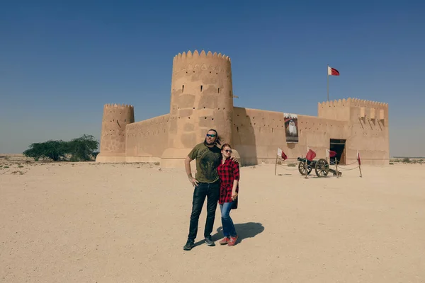 Ευτυχισμένο Ζευγάρι Κοντά Στο Φρούριο Zubara Ιστορικό Στρατιωτικό Φρούριο Του Royalty Free Εικόνες Αρχείου