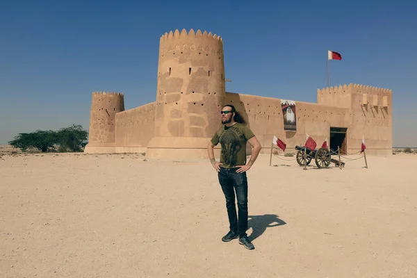 Λευκός Ψηλός Άνδρας Κοντά Στο Φρούριο Zubara Ιστορικό Στρατιωτικό Φρούριο Φωτογραφία Αρχείου