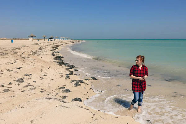 Λευκή Όμορφη Γυναίκα Tourist Sandy Beach Persian Gulf Κατάρ Φωτογραφία Αρχείου