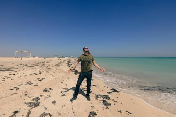 White Tall Man Tourist Sandy Beach Persian Gulf Κατάρ Φωτογραφία Αρχείου