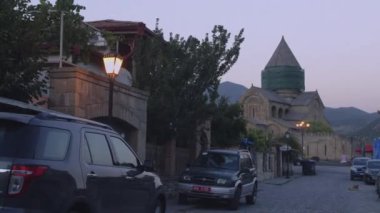 Old Mtskheta 'nın Merkez Sokakları İnsanlarla Akşam, Georgia