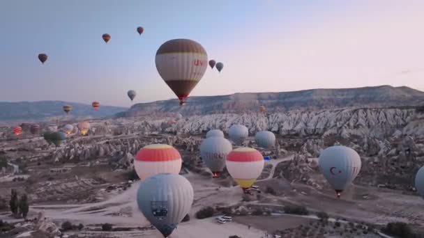 Balloons Take Dawn Cappadocia Aerial View — Stockvideo