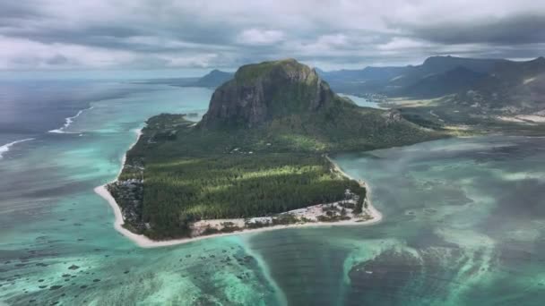 Główny Widok Morne Brabant Podwodnym Wodospadem Mauritius Widok Powietrza — Wideo stockowe