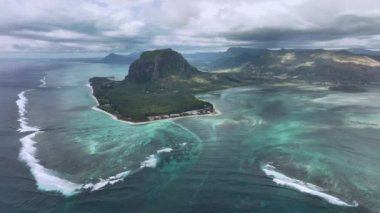 Ana Görünüm: Le Morne Brabant Sualtı Şelalesi, Mauritius, Hava Görüntüsü