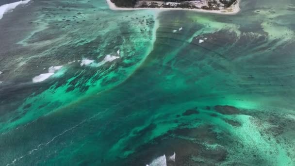 水中の滝とル モーン ブラバントの主なビュー モーリシャス 空中写真 — ストック動画