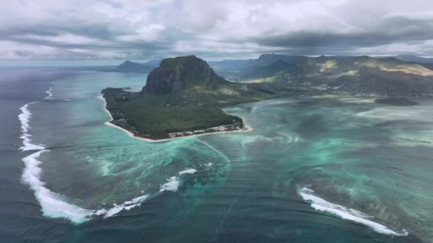 Hauptansicht Von Morne Brabant Mit Unterwasser Wasserfall Mauritius Luftaufnahme — Stockvideo