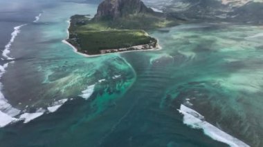 Ana Görünüm: Le Morne Brabant Sualtı Şelalesi, Mauritius, Hava Görüntüsü