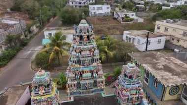 Mauritius adasında küçük bir Hindu tapınağı, hava manzaralı.