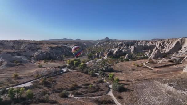 Colorful Lonely Balloon Valley Love Cappadocia Turkey Aerial View — Vídeo de stock