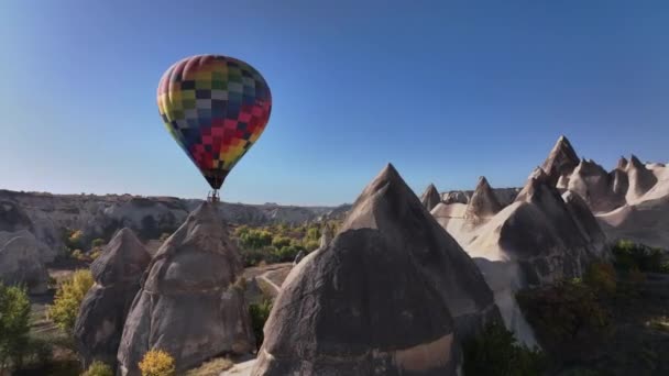 Färgglada Ensam Ballong Dalen Kärlek Kappadokien Turkiet Flygfoto — Stockvideo