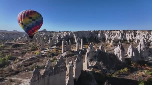 Colorful Lonely Balloon Valley Love Cappadocia Turkey Aerial View — Vídeo de Stock