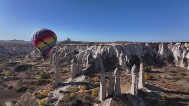 Kolorowy Balon Dolinie Miłości Kapadocji Turcja Widok Lotu Ptaka — Wideo stockowe