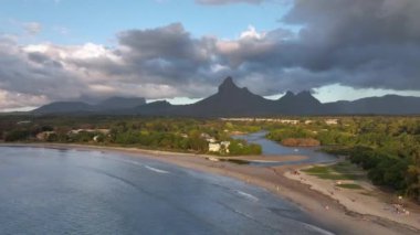 Günbatımında dalgalar ve plajlarla Tamarin Körfezi, Mauritius, hava manzaralı