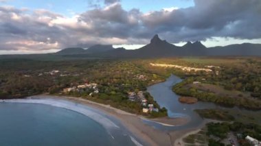 Günbatımında dalgalar ve plajlarla Tamarin Körfezi, Mauritius, hava manzaralı