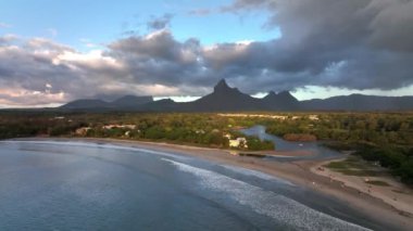 Günbatımında dalgalar ve plajlarla Tamarin Körfezi, Mauritius, hava manzaralı