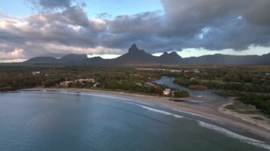 Günbatımında dalgalar ve plajlarla Tamarin Körfezi, Mauritius, hava manzaralı