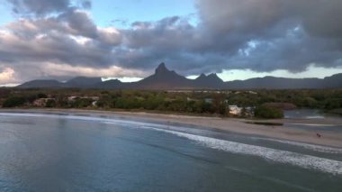 Günbatımında dalgalar ve plajlarla Tamarin Körfezi, Mauritius, hava manzaralı