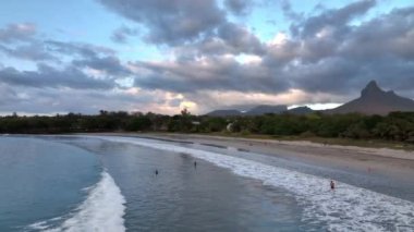 Günbatımında dalgalar ve plajlarla Tamarin Körfezi, Mauritius, hava manzaralı