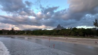 Günbatımında dalgalar ve plajlarla Tamarin Körfezi, Mauritius, hava manzaralı