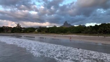 Günbatımında dalgalar ve plajlarla Tamarin Körfezi, Mauritius, hava manzaralı