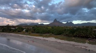 Günbatımında dalgalar ve plajlarla Tamarin Körfezi, Mauritius, hava manzaralı