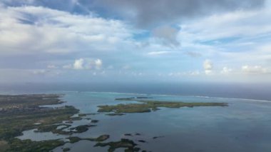 Okyanusun ve Mauritius 'un Yeşil Adalarının Panoraması