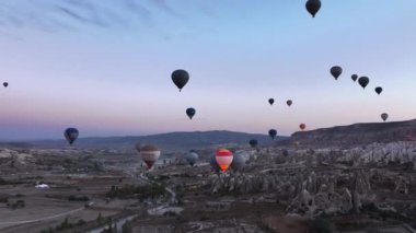 Türkiye Sabah Kapadokyasının Ufkunda Düzinelerce Balon