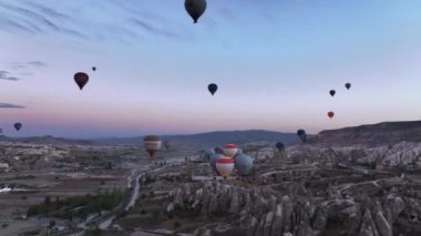 Türkiye Sabah Kapadokyasının Ufkunda Düzinelerce Balon