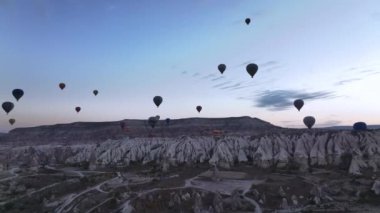 Türkiye Sabah Kapadokyasının Ufkunda Düzinelerce Balon