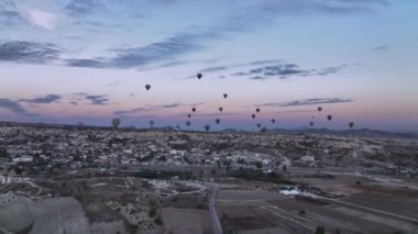 Türkiye Sabah Kapadokyasının Ufkunda Düzinelerce Balon