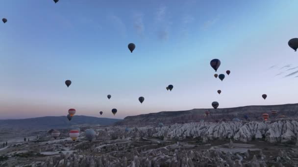 Dozens Balloons Horizon Morning Cappadocia Turkey Aerial — Vídeo de stock