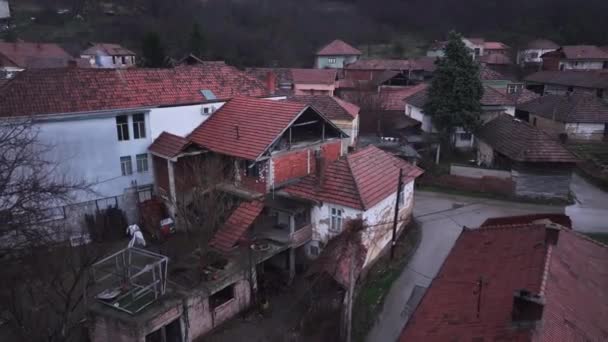 Pokryte Dachy Domów Serbskiej Wiosce Widok Lotu Ptaka — Wideo stockowe